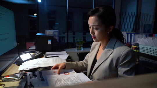 在办公室加班的商务女士