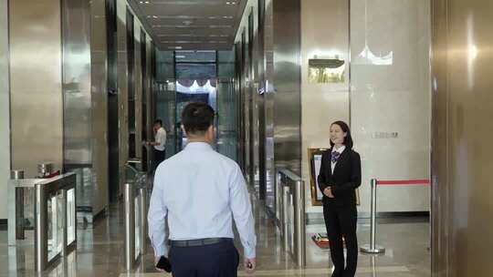 写字楼内男士走过前台场景