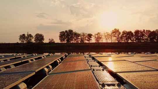 湖上的浮动太阳能农场项目