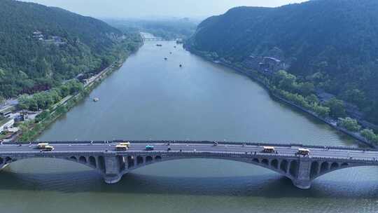 俯瞰河流桥梁游客摆渡车山林龙门