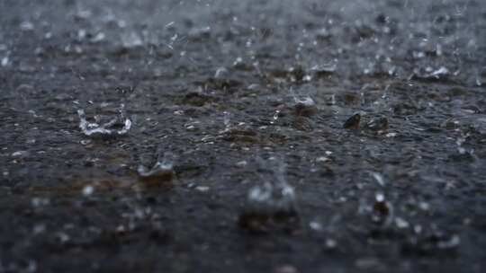 暴雨下雨雨滴落在地面上溅起水花视频素材模板下载