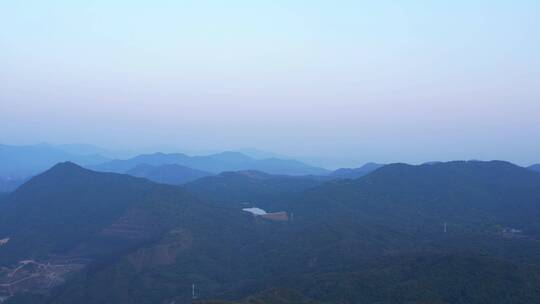 崇山峻岭深圳马峦山山脉连绵起伏水库B