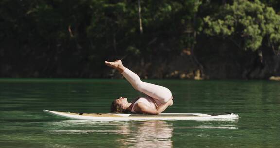 桨板上练习瑜伽的女人