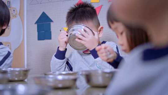 幼儿园的小孩子吃饭的镜头