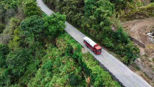 货车行驶在山路上