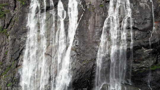 挪威的劳克兰斯福森瀑布。航拍，爬上瀑布的