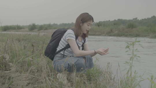 女孩乡村河边玩水欣赏田间风景灰片视频素材模板下载