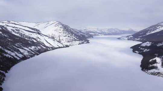 航拍新疆冬季喀纳斯神仙湾晨雾雪山森林冰河