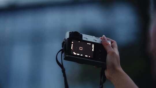 摄影师用相机在街头拍照视频素材模板下载