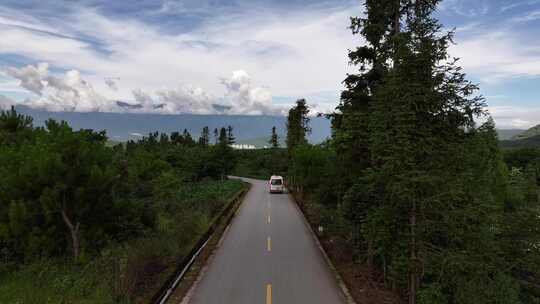 行驶在腾冲火山群的景观大道上