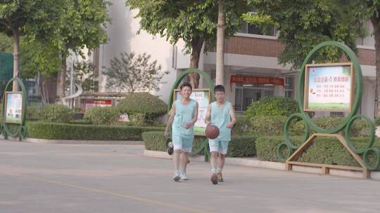 人像活力校园学生拿篮球行走在校园