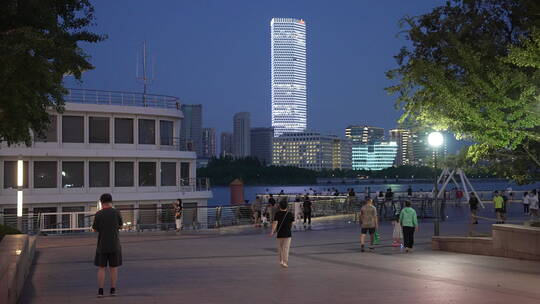 黄浦江前滩夜景