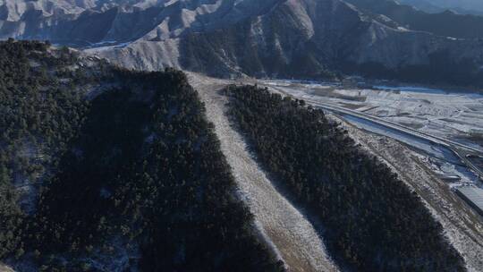 航拍大雪过后的山峰峡谷美景