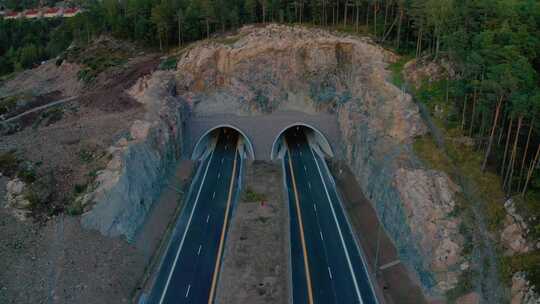 夕阳下的高速公路，没有汽车