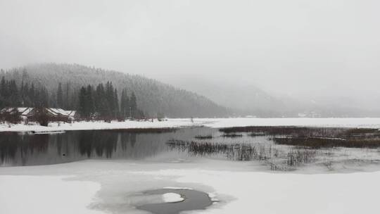 寒冷天气和积雪中的结冰湖泊