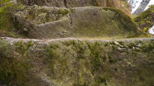 艰难盘山路陡峭路