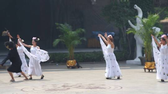 济南九顶塔民族风情园傣族泼水节