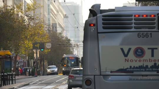 巴士在旧金山街道行驶