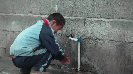 云南山区贫困小学生野外作业水管洗手