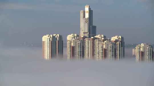 远处的城市被云海包围