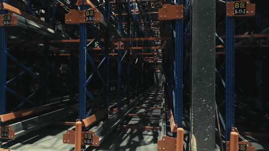 4K拍摄现代冷链仓库分拣货物机器人工作视频素材模板下载
