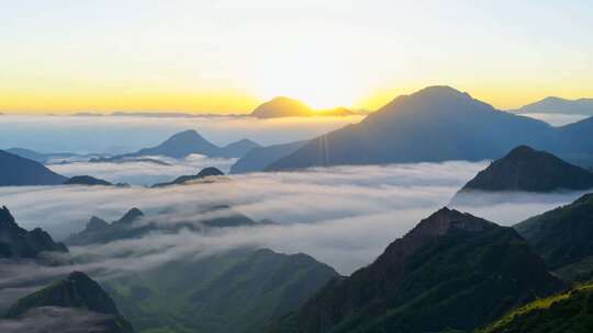 云雾山巅 峰峦叠翠 朝阳洒金 山河壮丽