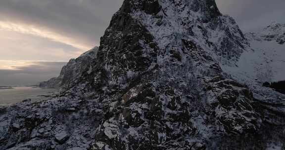 河流旁白雪覆盖的山的鸟瞰图