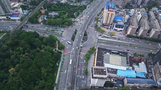 现代城市交通十字路口车流繁华