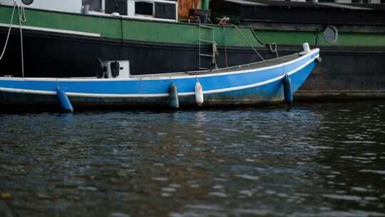 荷兰阿姆斯特丹运河和船只超慢动作