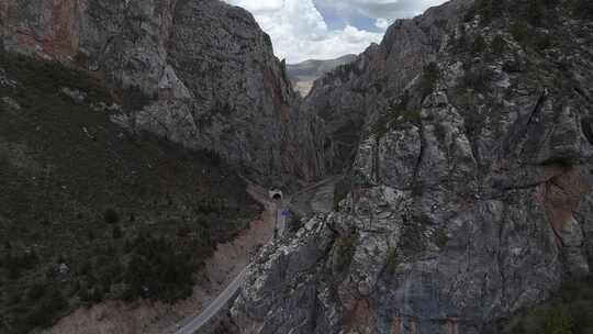 G214唐蕃古道类乌齐县吉曲峡谷航拍风光