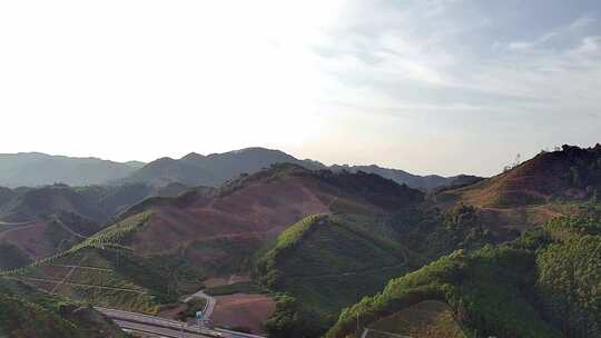 穿越山峦的高速公路，畅游大自然万象