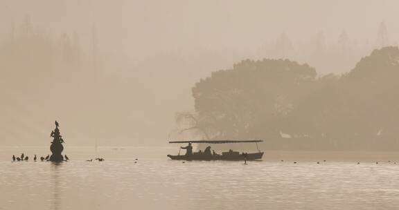 杭州西湖湖面游船手划船晨曦空镜