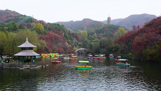 秋天济南红叶谷生态旅游区绚秋湖上游船荡漾