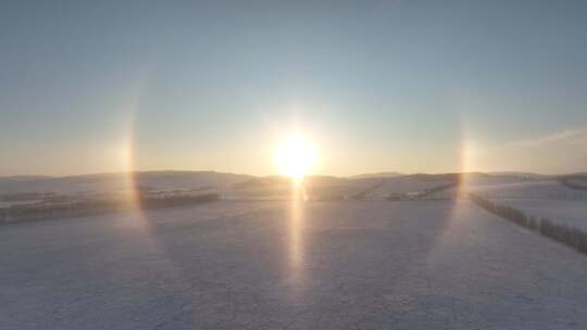 广阔雪地上的冬日日晕景象