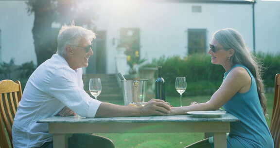 老年人，情侣和支持户外约会，牵手，浪漫和