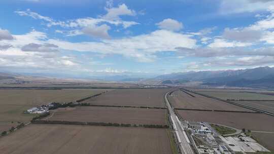 大西北地区一望无际农业种植地的公路航拍