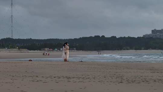 大海沙滩观看日出的女性背影