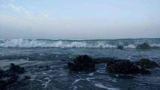 海浪撞击岩石的视频视频素材模板下载