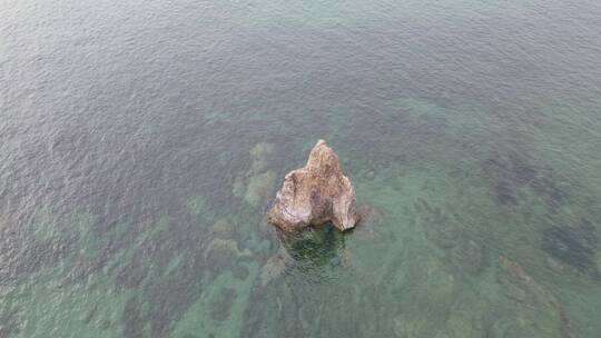 航拍青岛海上石老人景区