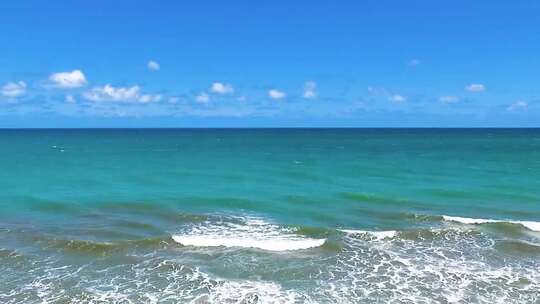 海浪冲破海岸线