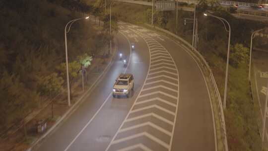 行驶中的越野车8K航拍视频素材模板下载