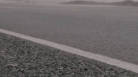 新疆公路线 车轮卷起路面风沙流动 特写