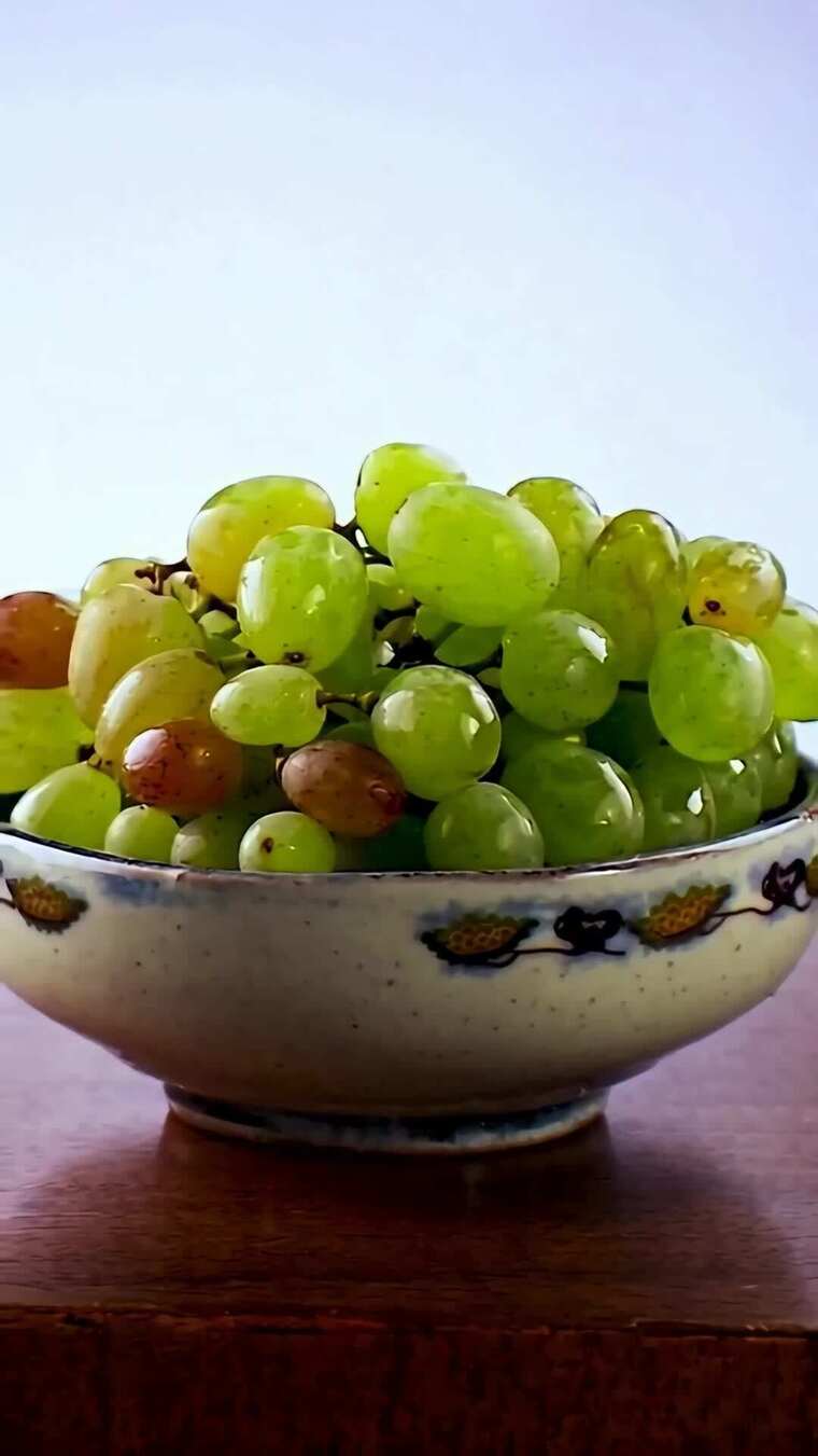 碗中新鲜绿葡萄特写