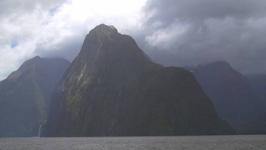 峡谷上空的浓密云层