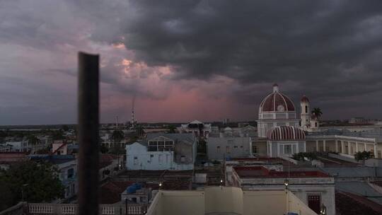 古巴西恩富戈斯楼顶天空城市地标烟囱黄昏