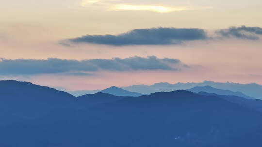 航拍黄昏时刻重峦叠嶂的山峰风景