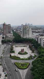 竖版航拍四川眉山三苏雕像广场