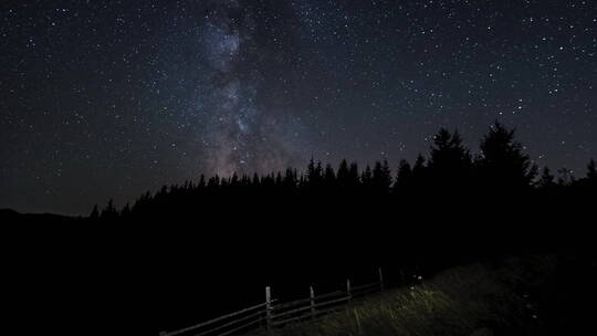 延时拍摄夜晚的星空和森林