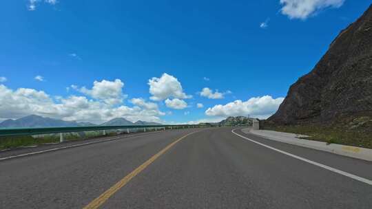 中国基建连霍高速果子沟峡谷