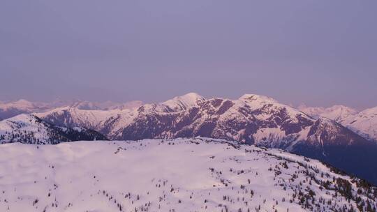 航拍被白雪覆盖的山峰